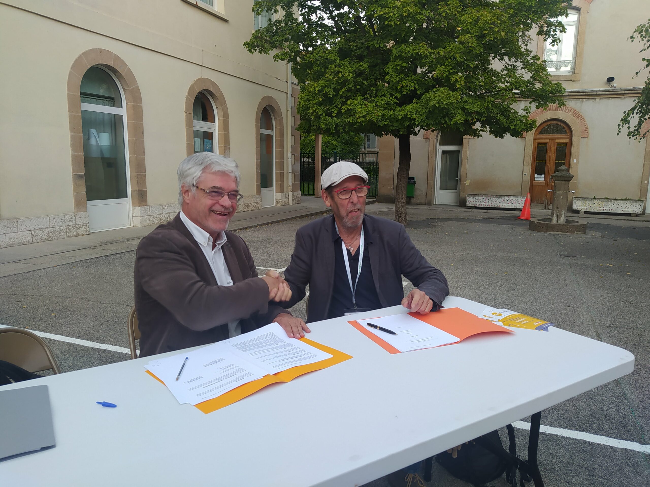 La coopérative Sud Energia signe le pacte d'associés avec Avento. Ensemble, ils équiperont des toitures publiques